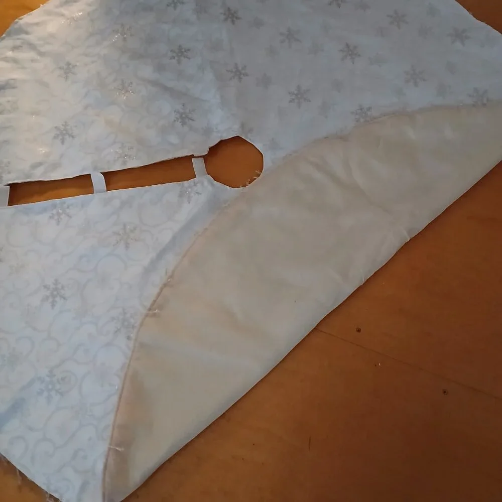 Christmas Tree Skirt - white with Silver Snowflakes